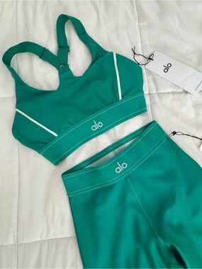 ALO Airlift Suit Up Bra Spruce Green/White Size S NWT